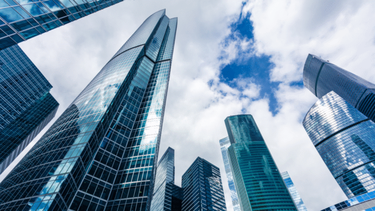 Facility Manager coordonnant une équipe technique dans un bâtiment moderne, symbole de collaboration et de gestion humaine.