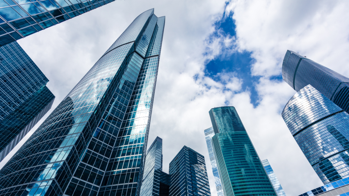 Facility Manager coordonnant une équipe technique dans un bâtiment moderne, symbole de collaboration et de gestion humaine.